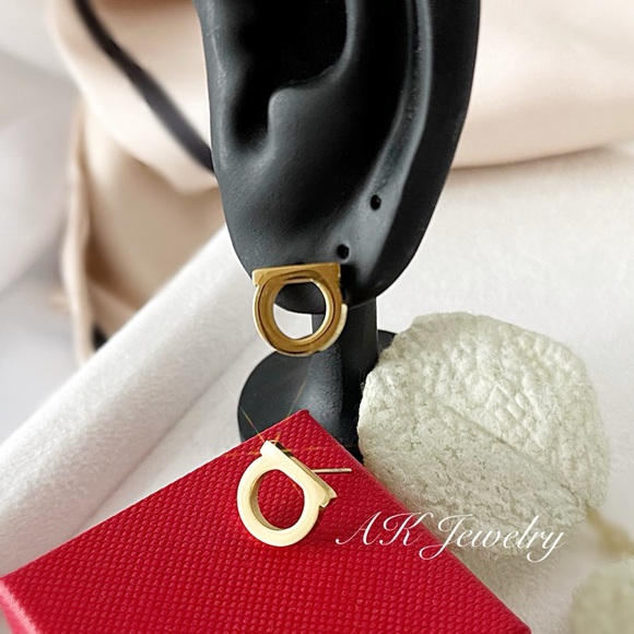 πEARRINGS Gold Plated Stud Pierced Letter Pendant, Medallion - Picture 4 of 5